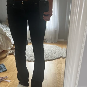 Svarta lågmidajde jeans! - Säljer min sjukt snygga lågmidjade jeans💕 Dom är i mycket bra skick och är spartsamt använda!! Köpt för 550kr. Bara att skriva om du har någon fråga!💕