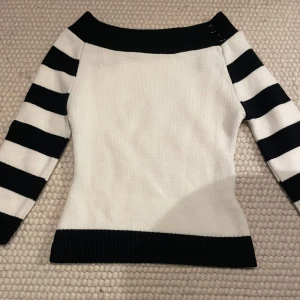 Tröja🤍 - Säljer en cool tröja. Det stör ingen lapp i och köpte secondhand så vet inte vilken märke det är. Skriv för fler frågor!🤍