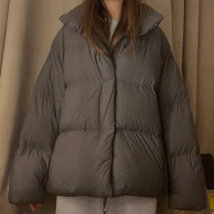 Uniqlo jacka - Säljer denna jätte fina jacka från uniqlo köpt förra året! Modellen finns ej längre men det är jätte Nice, lätt men varm jag hade den under vintern och den var tillräckligt. Köpt för 2200 säljer för 1000 storlek S!