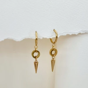 Handgjorda örhängen - Handgjorda örhängen●Följ :@ekjewelryofficial🤲 ● 💎Material- 100% rostfritt stål ●Örhängeskrokar -rostfritt stål och kristall. Nickel fri. Längd -4,5cm. Vattentåliga, ändrar inte färgen! 