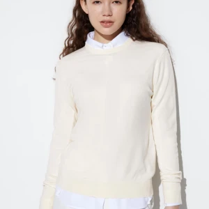 Stickad tröja - Stickad tröja från uniqlo i off white. Endast använd en gång och har en jätte liten svart prick på armen som inte syns när den används men skriv privat för fler bilder💞