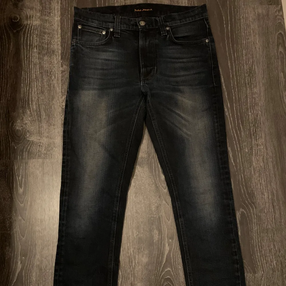 Säljer dessa riktigt feta jeansen från nudiejeans i storlek 29/32. Riktigt bra och fräscht skick! dm vid funderingar. . Jeans & Byxor.