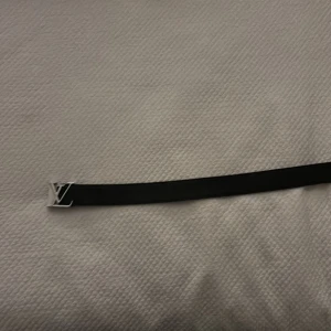 Svart bälte med silverdetalj - Pris kan diskuteras.  Perfekt för att ge en elegant touch till vilken outfit som helst. Bältet har flera hål för justering och är i bra skick.