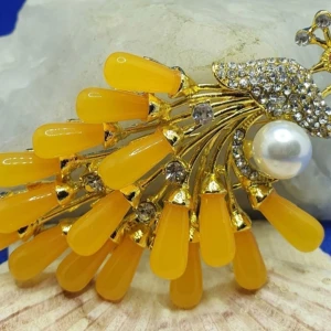 Brosch/Hänge - Påfågel med gula pärlor - Den här broschen i form av en påfågel har guldfärgad metall, transparenta kristaller & gula pärlor, mått är ca 8 × 5 cm. Kan även användas som hänge till halsband. Oanvänd. ✨️Titta igenom alla mina upplagda och köp fler saker i bundle för att spara på frakten och få allt du köpt i ett och samma paket✨️