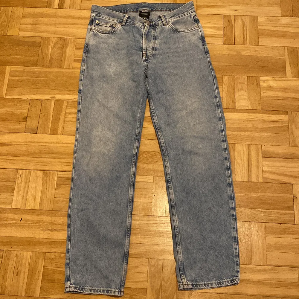 Säljer då jag inte andvänder dom är som ny Storlek W28L30 de är loose fit. Jeans & Byxor.