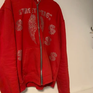 Streettag rhinestone ziptröja - Väldigt najs rhinestone hoodie rätt tjock så den är perfekt nu inför vintern | Bra skick(9/10) | Hör av er om frågor🙌