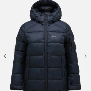 Peak Peformance Frost Down - Säljer denna dunjacka från Peak Peformance. Endast använd några få gånger så i väldigt fint skick!🤩 Storlek S dam! Skriv för fler bilder!  Inköpt för 4200kr