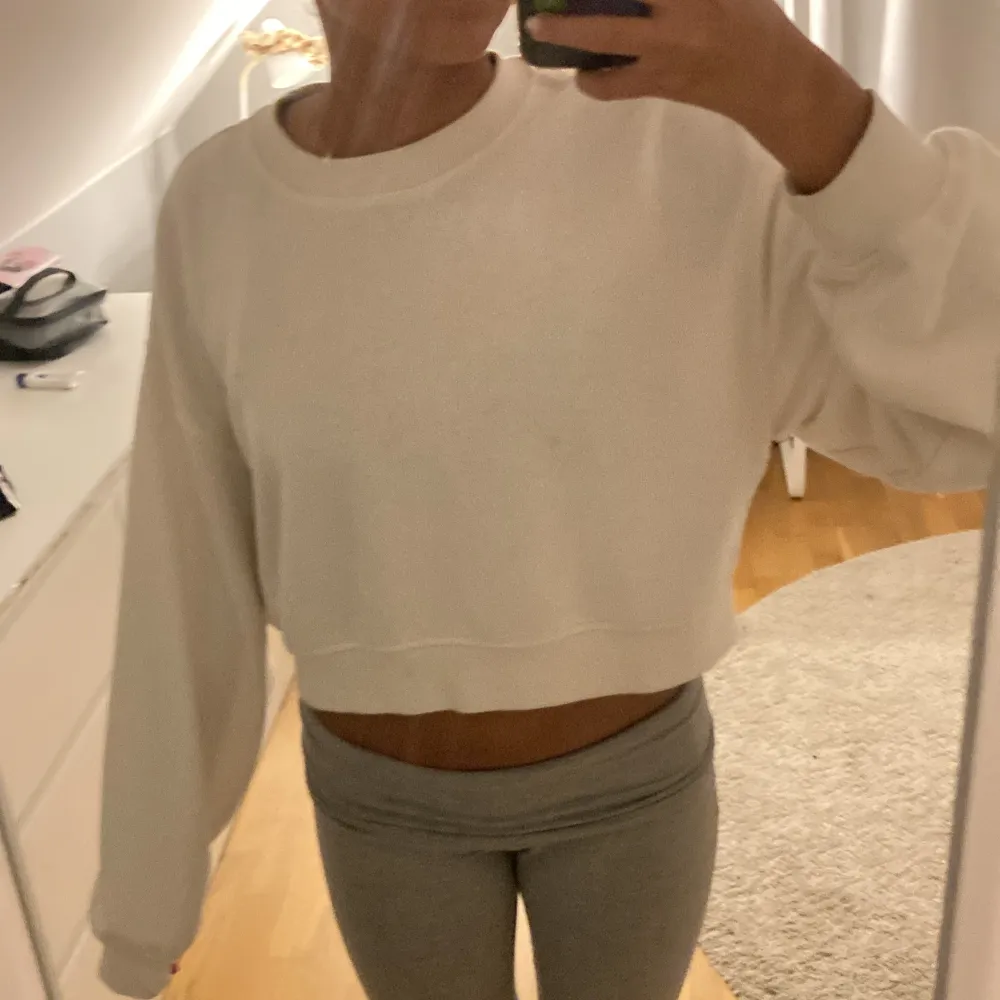 Säljer den här snygga tröjan då den inte kommer till användning😻storlek M från H&M❤️. Tröjor & Koftor.