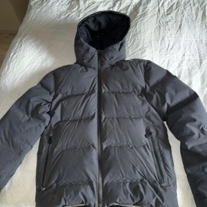 Sail racing vinterjacka - Säljer en Sail racing vinter jacka. Riktigt varm och skön under vintern. Den är i bra skick, lite skitig men annars hel.