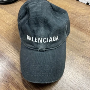 Balenciaga keps - Balenciaga keps, köpt på mytheresa dec2021 (finns kvitto). Använt fåtal gånger, som ny. Nypris 395€ (ca 4500kr). Säljer pga använder inte. Den känns liten i storleken. 