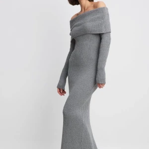 Klänning - Säljer min off shoulder klänning från lojsans kollektion för NA-KD, strl M. Superfin😍