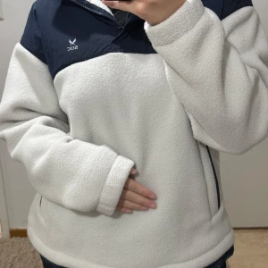 SOC tröja  - Aldrig använd. Varm och mysig. Dragsko längst ned om man vill tighta till den. Storlek M men känns som en S