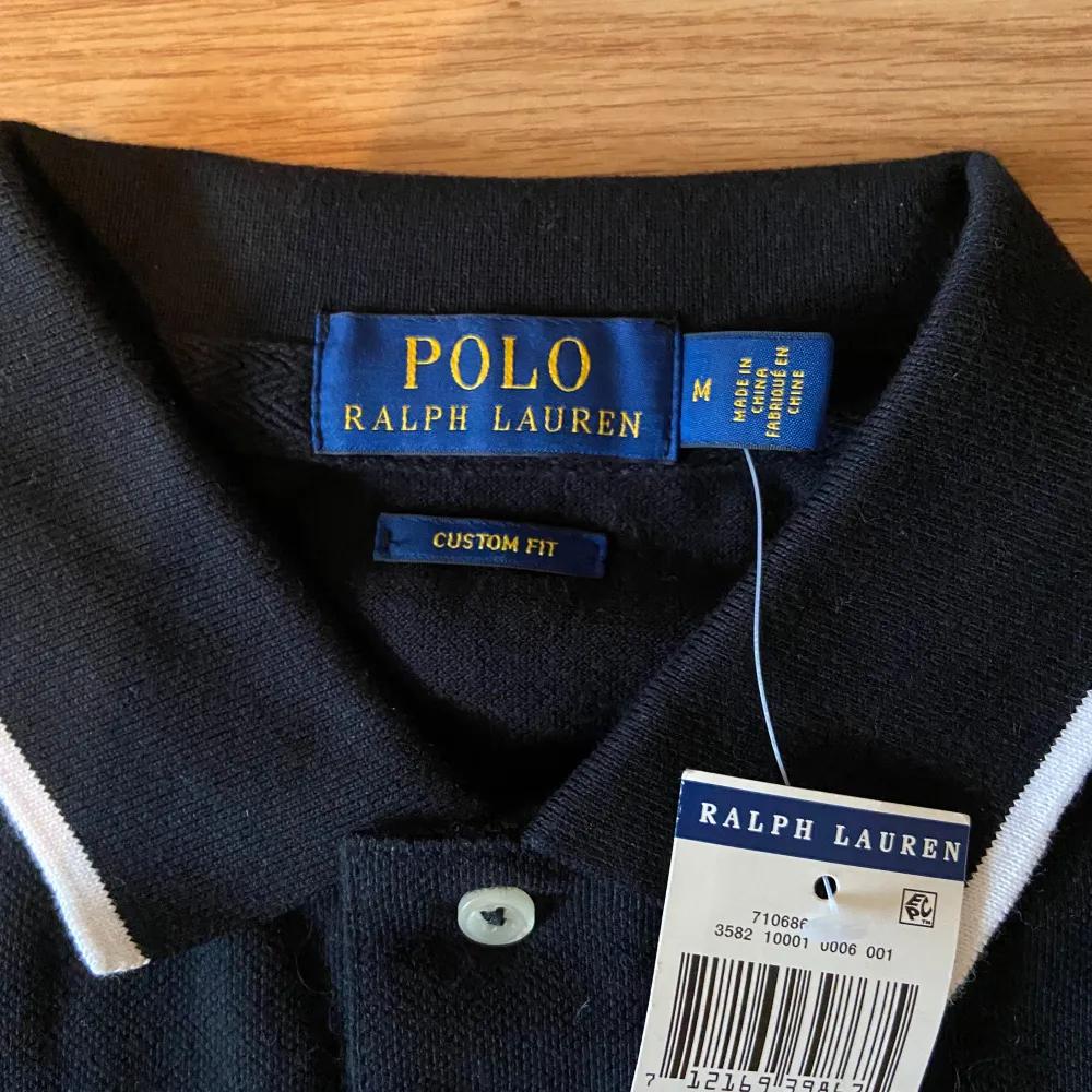 !skicka bud för snabb affär! Tvärfet Ralph Lauren Las Vegas Piké, storlek M. Helt ny me tag, såklart legit checkat o äkta. Skriv om ni undrar någonting eller om ni vill ha fler bilder 📲💯. T-shirts.