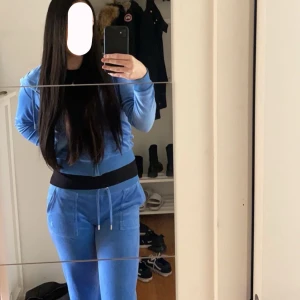 Juicy set  - Säljer mitt juicy set i blå som inte kommer till användning mera! Jätte fina skick, Xs i tröjan och S i byxorna 