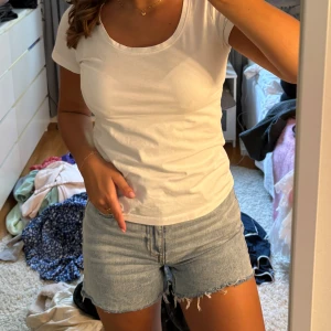 Jeans shorts  - Blåa jeans shorts från H&M, medelhög midja!