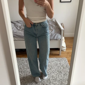 Blåa jeans - Supersnygga blåa högmidjade jeans. Sitter väldigt snyggt i rumpan.  Storlek 34 men passar mig som är 34/36 Köpt för 599 säljer för 199