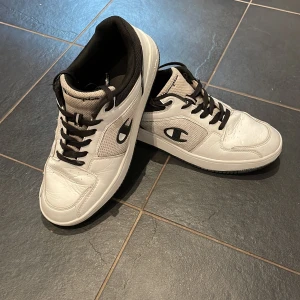 Champions skor - Säljer dessa stilrena o supersnygga skorna för endast 349kr Säljer de pga att jag inte använder de och bara ligger o samlar damm. Storleken är 44.5 men passar 43 skulle jag säga 