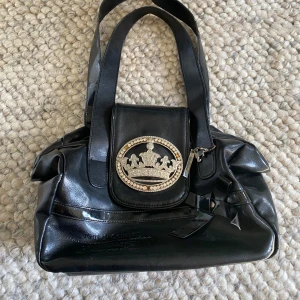 Svart handväska  - Från Friis & Company! 🥰Har tappat 3 stenar men syns knappt för det är så symmetriskt