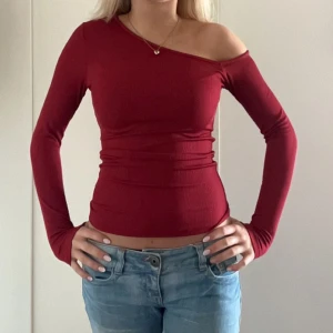 Röd tröja  - Röd ribbstickad tröja med snygg utskärning 💕