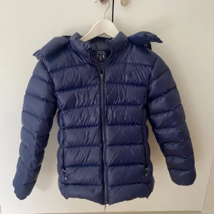 Polo Ralph Lauren Dun Jacka  - Polo Ralph Lauren  dun jacka i superfint skick! Storlek 12-14 använd endast ett fåtal gånger 💕