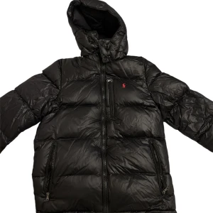 Ralph Lauren jacka - Hejsan! Säljer nu min Ralph Lauren jacka som jag köpte från Zalando för året för 6095kr och använde den totalt i 3 veckor!  Den är i 10/10 skick och är väldigt fräsch, fick en ny jacka i år så har inga planer att använda den därför säljer jag den!