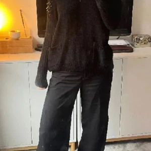 Stickad tröja med nitar - Svart stickad tröja med nitar i bra skick.