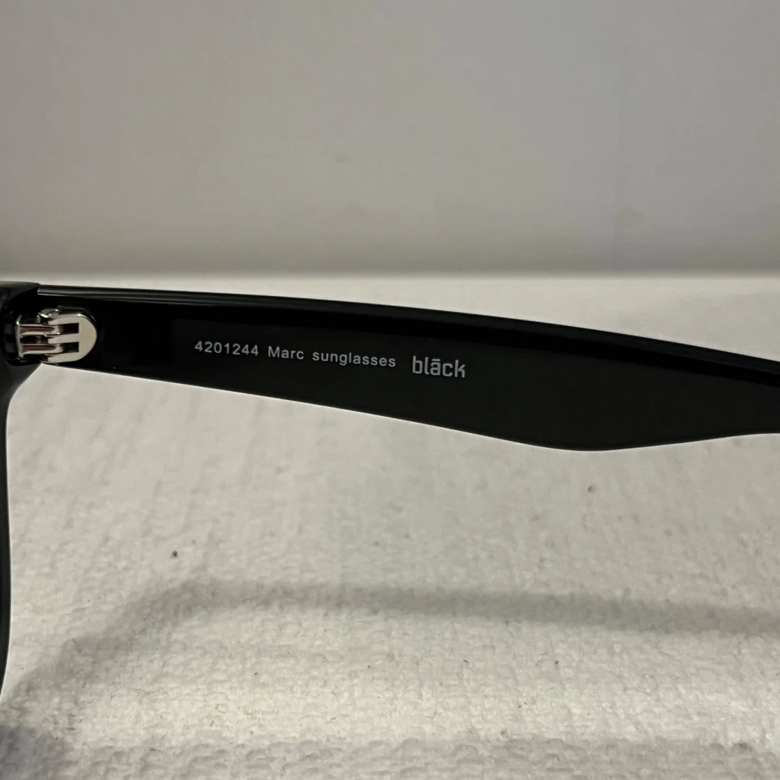 Svarta solglasögon från Marc - 91