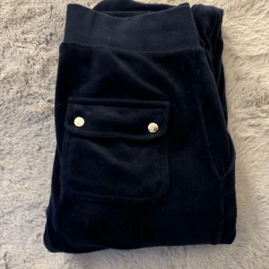 Marinblå juicy byxor  - Marinblåa juicybyxor till salu då dom ej passar längre! Nyskick, köpt för ca 4 månader sen, sällan använda. 