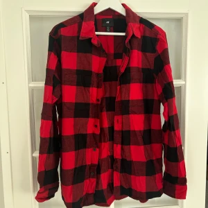 Flanellskjorta  - Flanellskjorta från H&M, aldrig använd, storlek S, hör av er vid frågor eller intresse!🩷 45kr