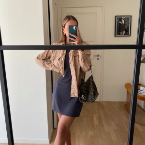 Skjorta/jacka - Brun Skjortjacka i strl s. Använd men i gott skick. Kan hämtas i Göteborg eller postas mot fraktkostnad!