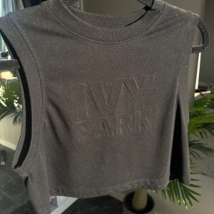 Mag tröja - Svart kort mag tröja. 