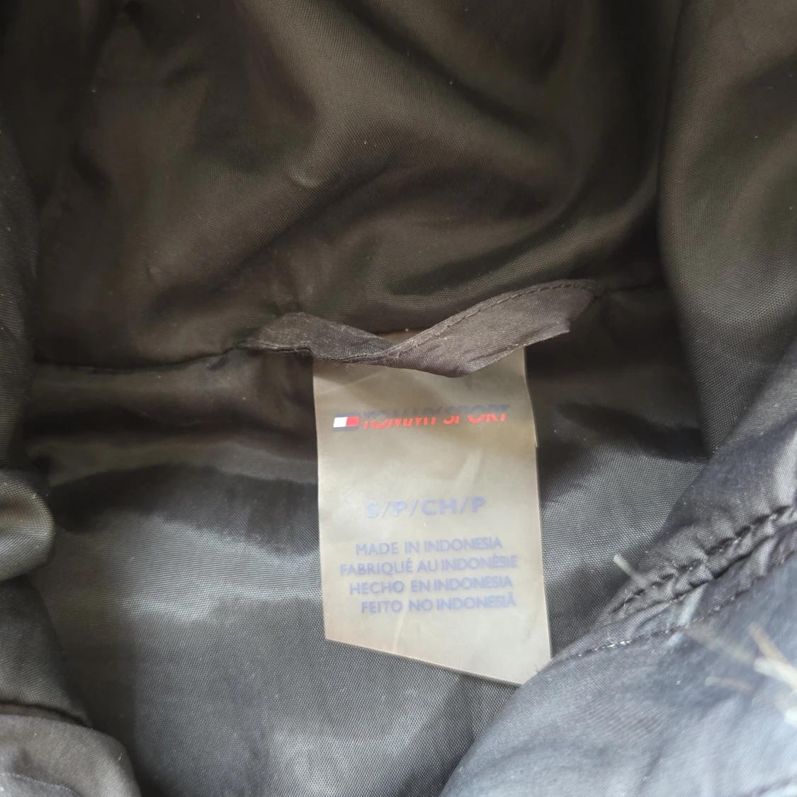 Svart pufferjacka från Tommy Hilfiger - 90