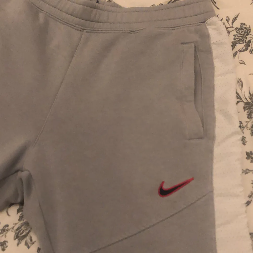 Säljer mina Nike byxor som jag inte längre använder. Storlek L men passar även mig som är 184. Den är endast använd fåtal gånger. Jeans & Byxor.