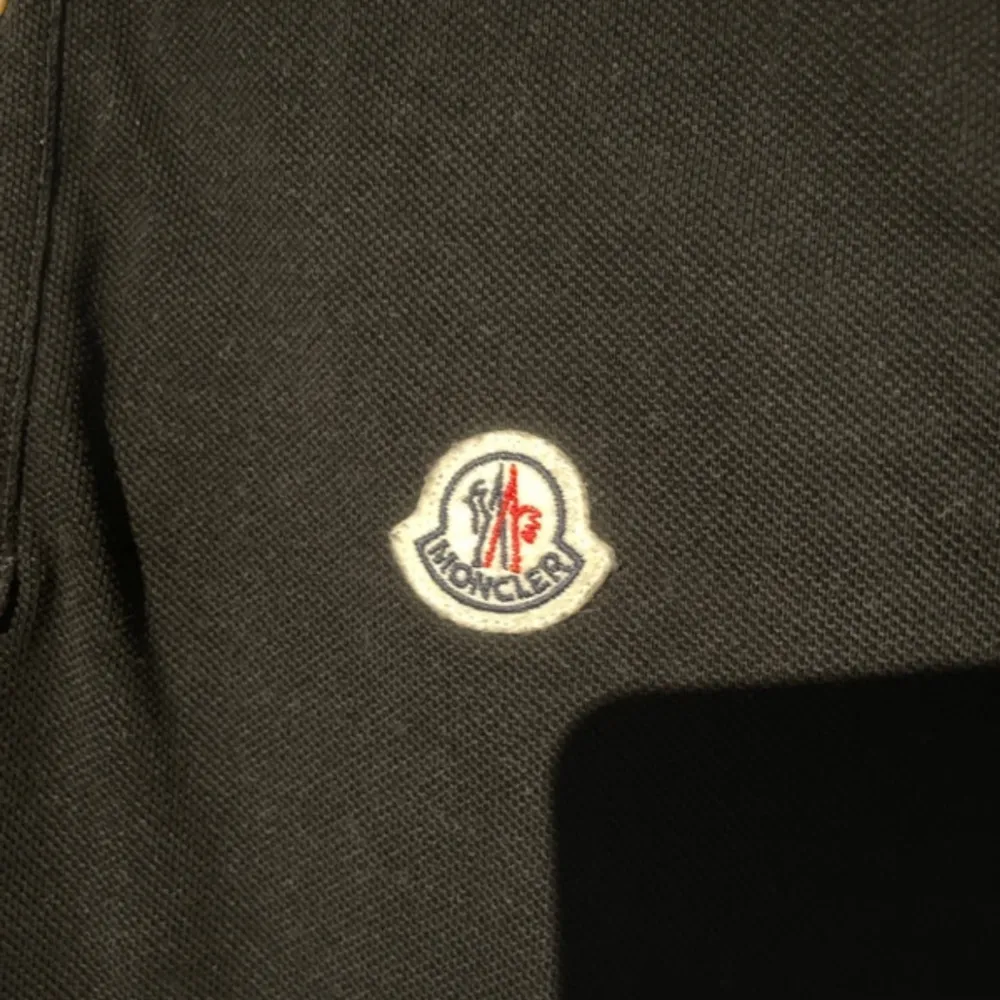 Säljer min moncler polo då den inte används. Aldrig varit tvättad, strykt etc. Använd 1 gång.. Tröjor & Koftor.