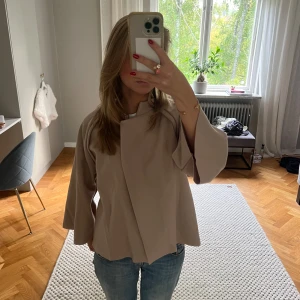 Trenchcoat  - Säljer denna höst jacka i så fin beige färg💕 Helt ny!!
