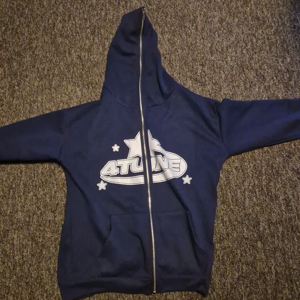 Riktigt fet hoodie med full zip Använd ett fåtal gånger/ bra skick  Skriv om ni har frågor. Hoodies.