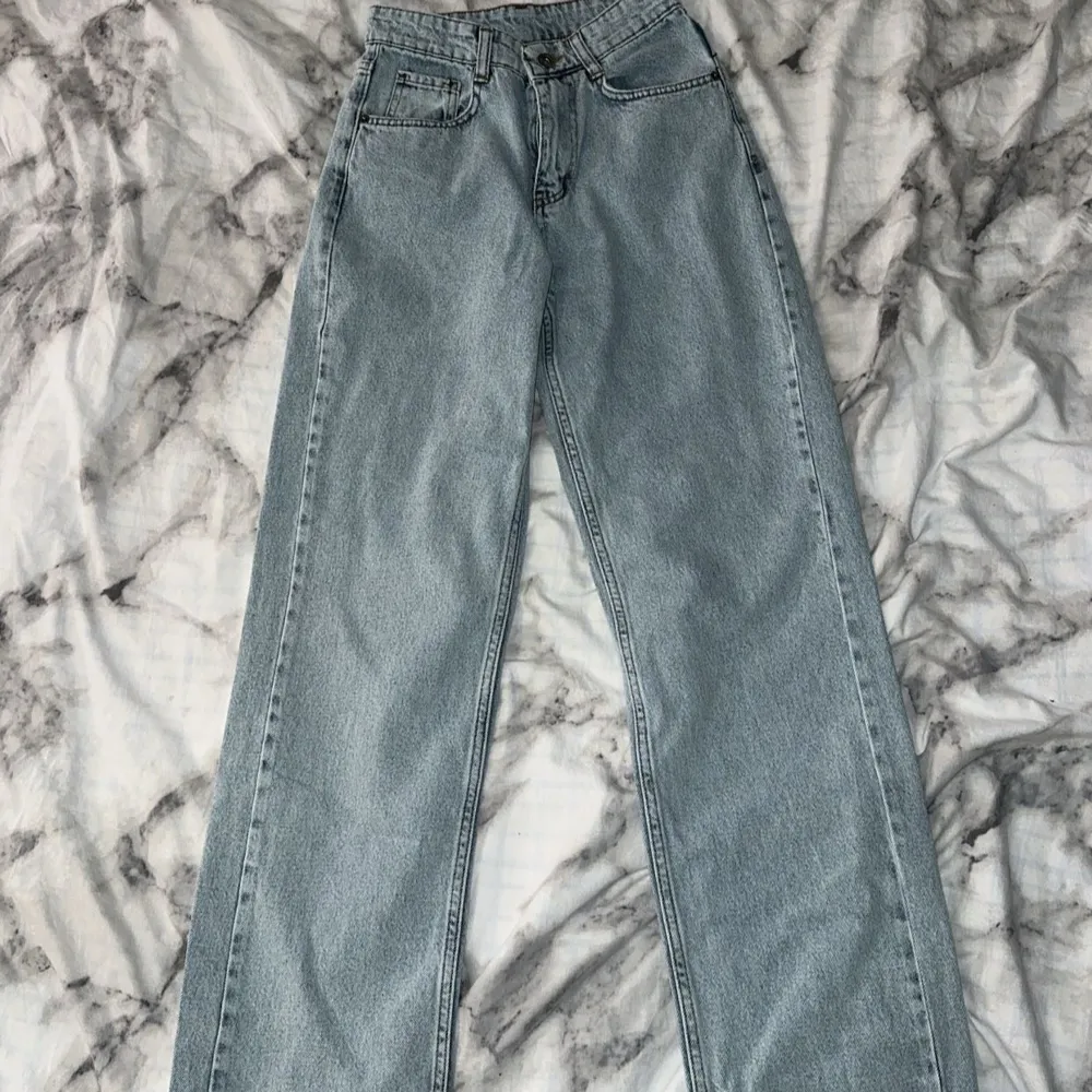 Fina ljusa jeans från shein med raka ben. Aldrig använd, xxs. Jeans & Byxor.