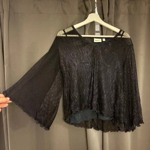 Blus! - Så snygg festblus med tre kvarts ärm + linne. Endast använd en kväll💕