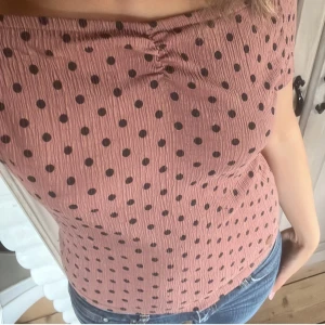 Söt topp från kappahl - Säljer en söt rosa/brun topp med svarta prickar, från Kappahl. Storleken är 158-164 men skulle säga XS