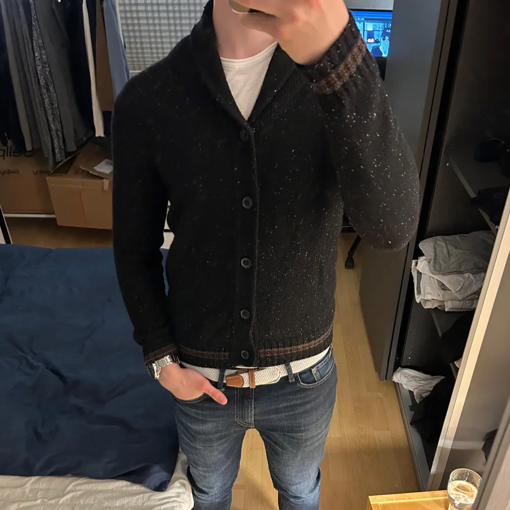 | Riktigt snygg cardigan i stickat material | | Modellen är 187 cm, 83 kg | | Koftan är i mycket bra skick och är knappt använd | | Märke: Frank & Oak | | Vid ytterligare intresse är det bara att höra av sig 😁🙌🏻| . Tröjor & Koftor.