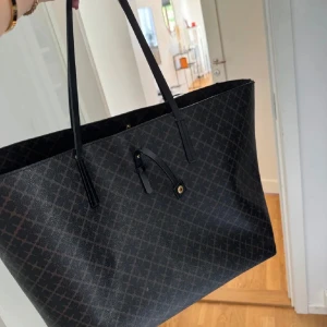 Malene Birger väska  - Sliten men fyller fortfarande funktionen, båda banden är slitna ❤️