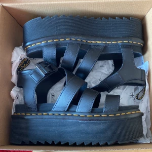 Dr Martens sandaler - Säljer nu dessa as coola dr Martens sandaler som är köpta på Åhlens för 1500kr. Dem är i jättebra skick då jag har använt dem några få gånger utomlands. Priset går att diskutera då jag vill bli av med dessa pga flytt☺️🙌🏻🤩😍❤️‍🔥