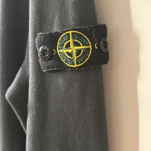 Säljer denna Stone island tröja som jag har växt ut. Skicket är väldigt bra då den är använd sparsamt. Den är köp på nk och är i storlek 170. Färgen är en mörk blå. 