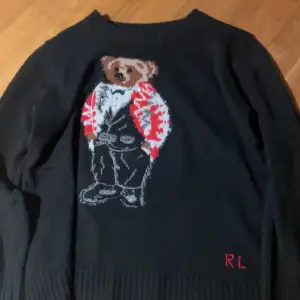 Hej säljer min fina polo Ralph lauren  tröja. Köpte tröjan är på Plick men säljer den för att den var för liten. Den är i jätte fint skick och ny pris är 6000-7000 kr mitt pris 1300 kr kan diskutera pris. Hör av er om ni har några frågor. 