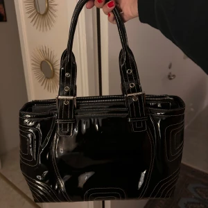 Väska  - Fin glansig axel väska,🥰 säljer då jag inte använder den mer. Kan möta upp i Stockholm från 28/9- en vecka framåt  