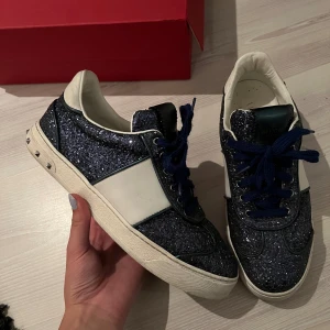 Valentino flycrew limited edition - Valentino flycrew limited edition | Blåa som livar upp outfiten | Väldigt snygga och väldigt bra skick | Nypris ca 6000 | Alla nitar kvar! | Allt ingår | Bara att skriva vid funderingar😊