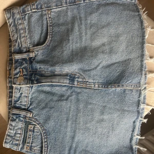 Jeanskjol - Snygg jeanskjol från Gina som tyvärr inte kommer t användning:/ storlek 152 men passar mig som har xs/34/36