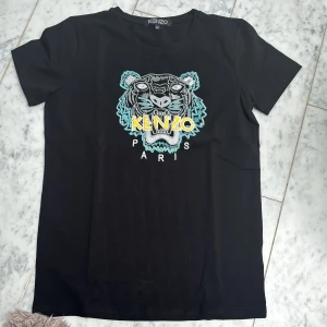 Kenzo t-shirt! - Oanvänd Kenzo tröja, storlek 11-12 år (ser större ut)  Finns att hämta i Enköping Kan fraktas, köpare står för frakt! 😇