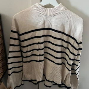 Stickad tröja - Fin stickad randig tröja med slits på sidan. Använd fåtal gånger🥰