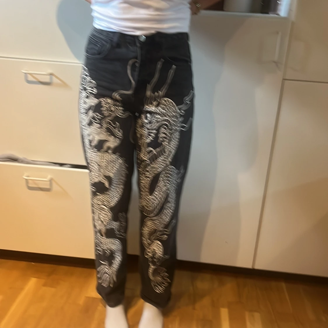 Jeans med drakmönster - 93